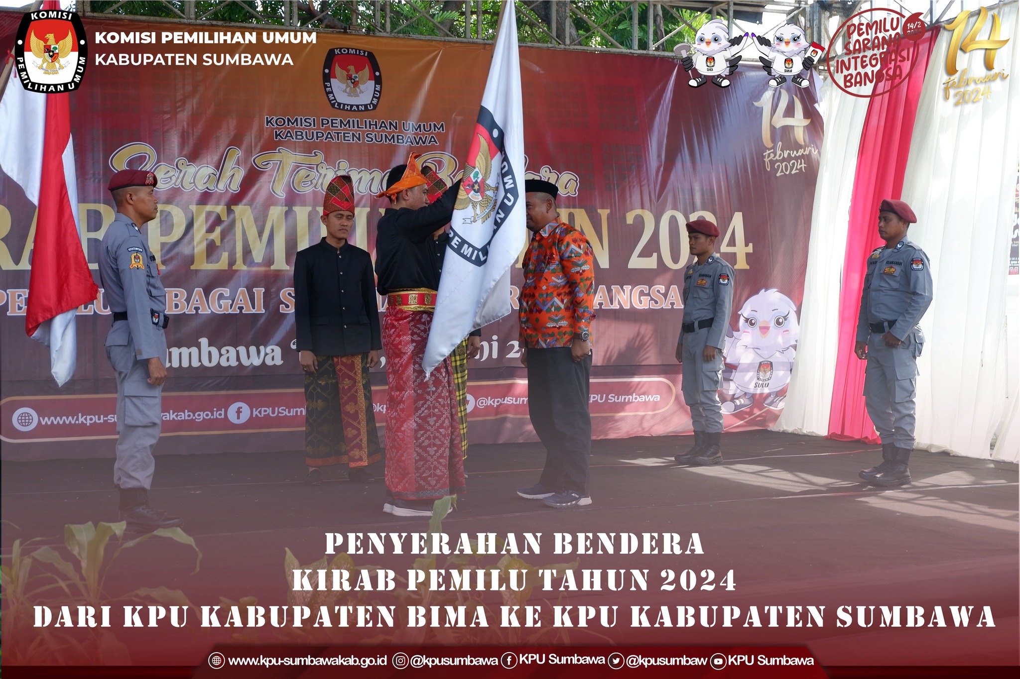 Penyerahan Bendera Kirab Pemilu Tahun 2024 Dari Kabupaten Bima Ke Kabupaten Sumbawa